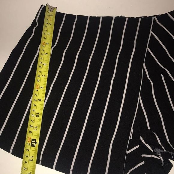 NWT LF black with stripes skort size M - Picture 7 of 9